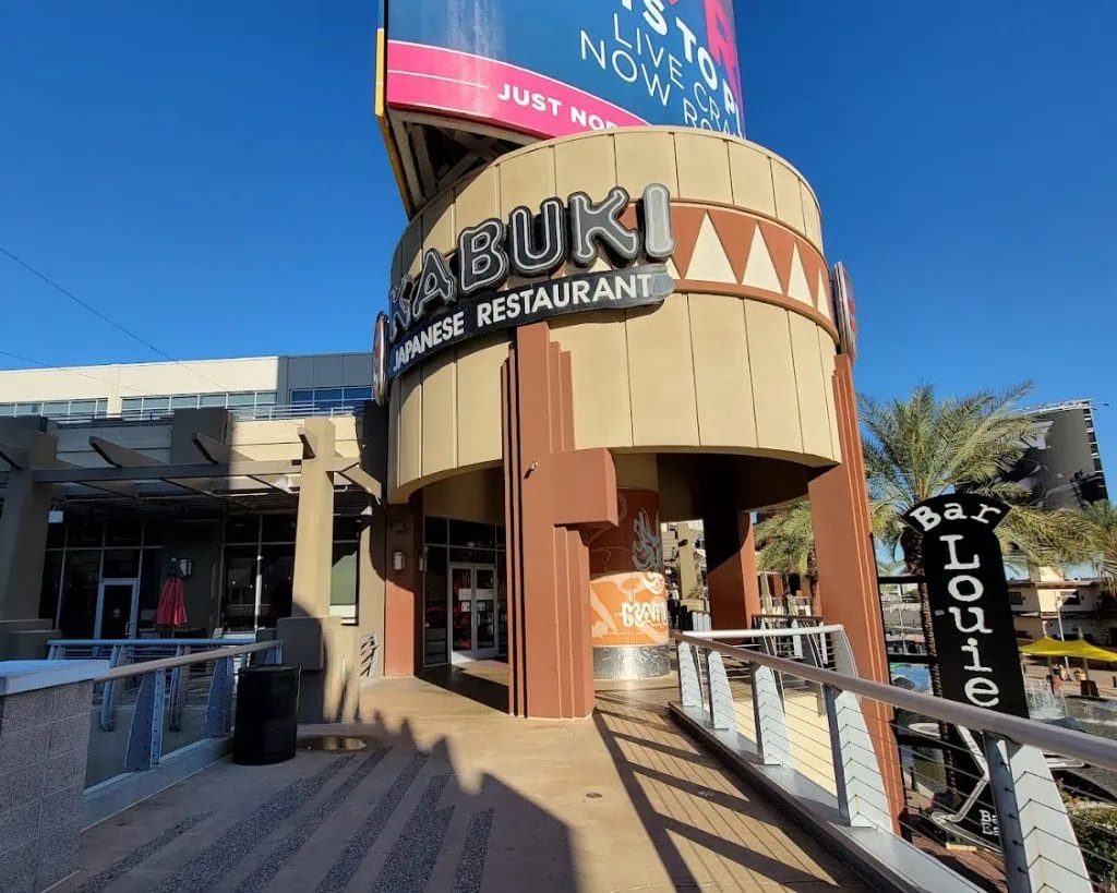 Modern 360-degree view of Smittys E-Bikes storefront, highlighting the best electric bikes for urban commuting.
